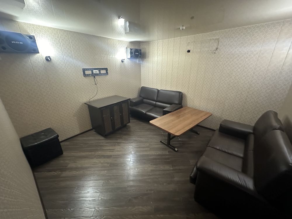 Karaokedagi divan , stol kalonka usilitel hammasi birga