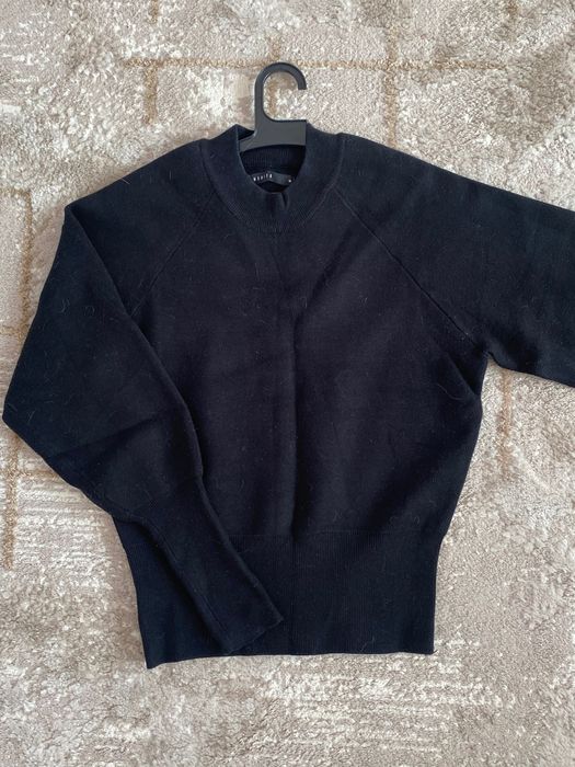 Черен дамски пуловер с висока яка