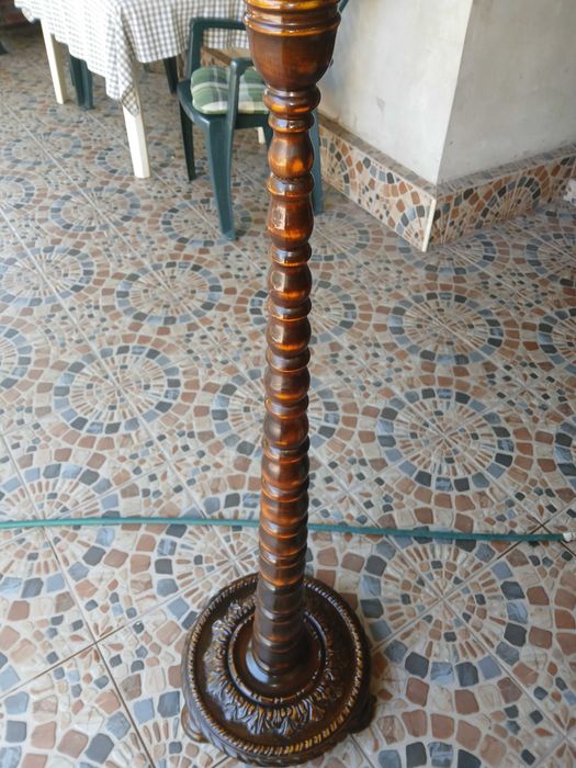 Lampadar de lemn scluptat din lemn