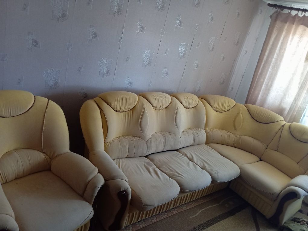Угловой диван и кресло
