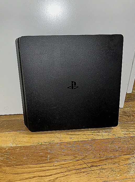 PS4 Slim 1TB + (3) броя игри