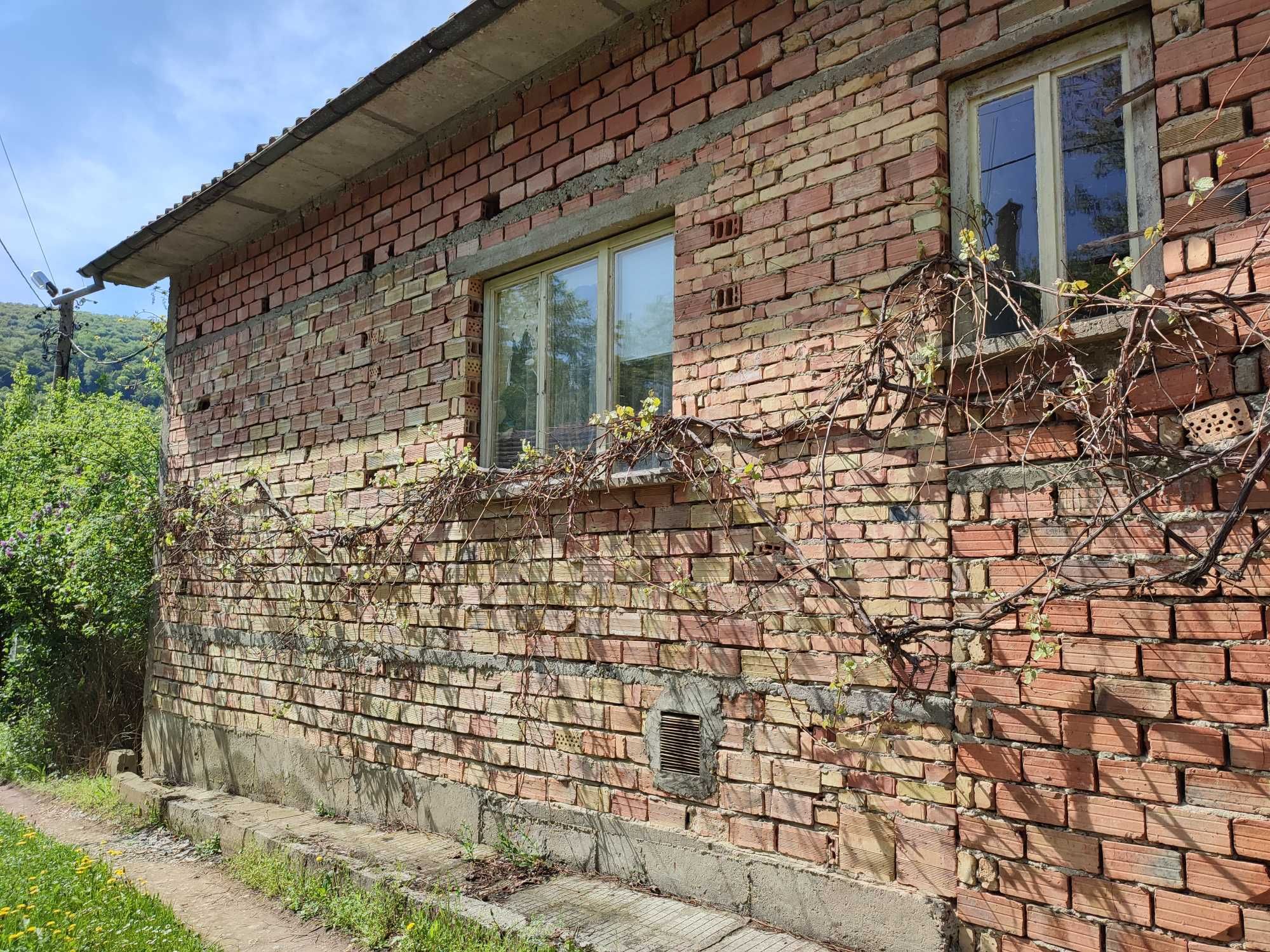 масивна къщa в Еленския балкан в село Тънки Рът.