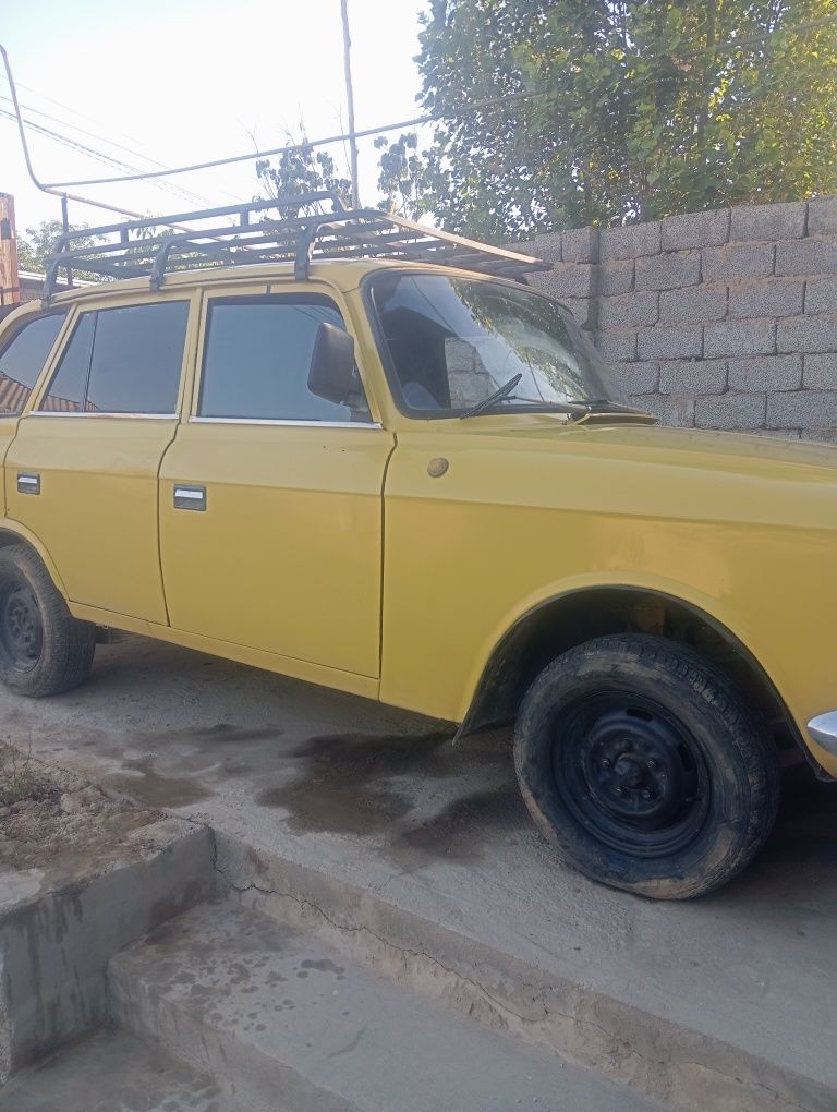 Sariq kombi va tirkama sotiladi