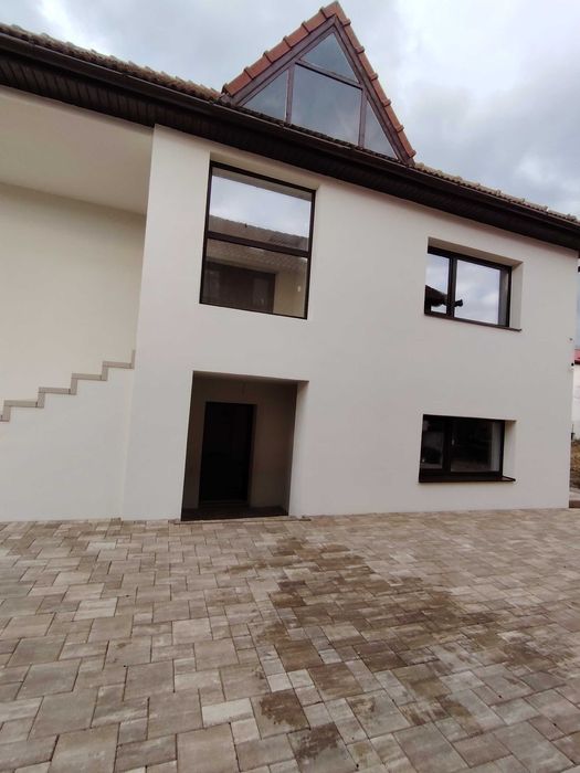 Casa de vânzare în drumul Petrestiului