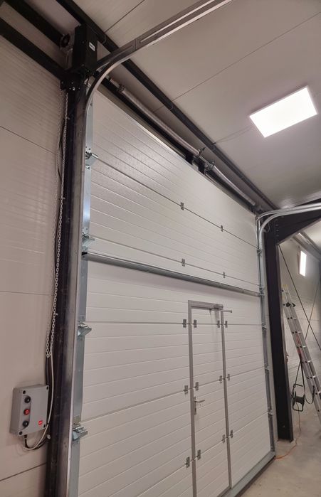 Usa de garaj secționala izolata automata cu pietonală