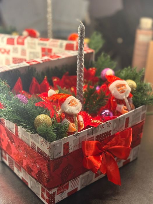 Cutie de Crăciun cu Moşuleți și lumânare