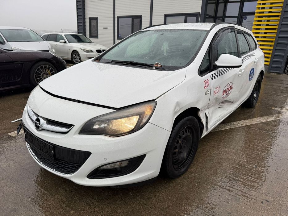 Dezmembrez / Dezmembrari / Piese / Accesorii Opel astra j facelift 2015 break alba 1.6 cdti B16DTL stanga