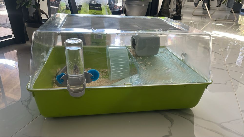 Продавам клетка за хамстери ,напълно оборудвана. Със пет мини хамстерч