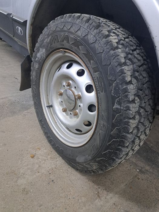 Комплект шин с дискоми на Ниву