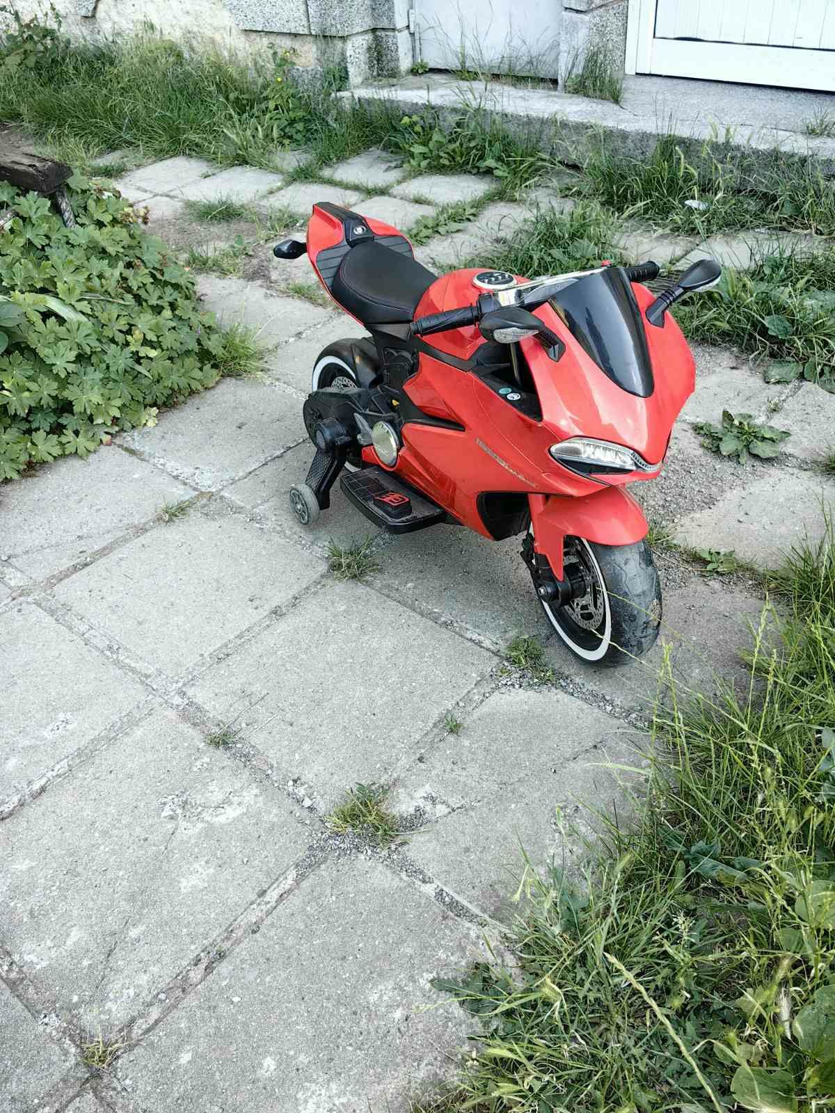 Мотор с акумулатор