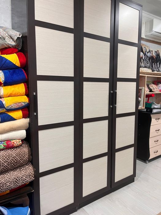 Продается угловой шифоньер, 4х дверный с комодом