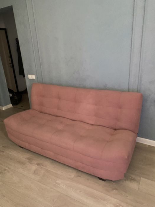 Продается розовый диван
