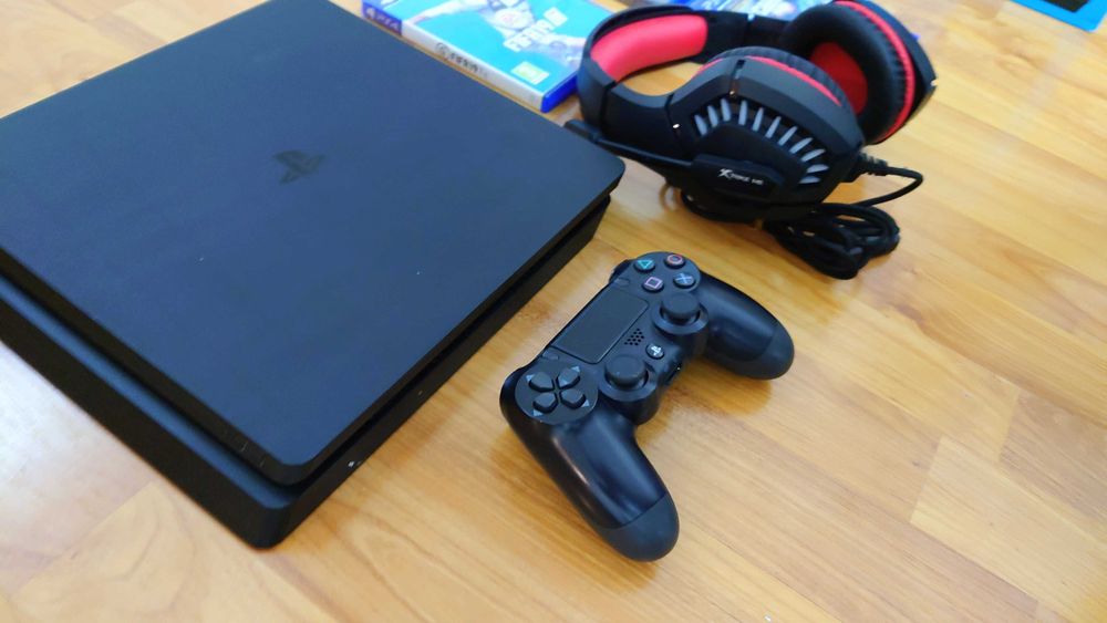 [ PS4 > PlayStation 4 Slim с джойстик, 3 игри и слушалки