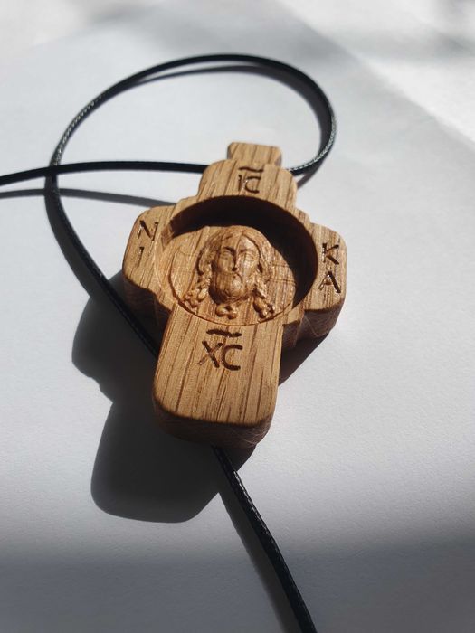 Cruci pectorale sculptate lemn stejar Chipul Mântuitorului Aprox 6x4cm