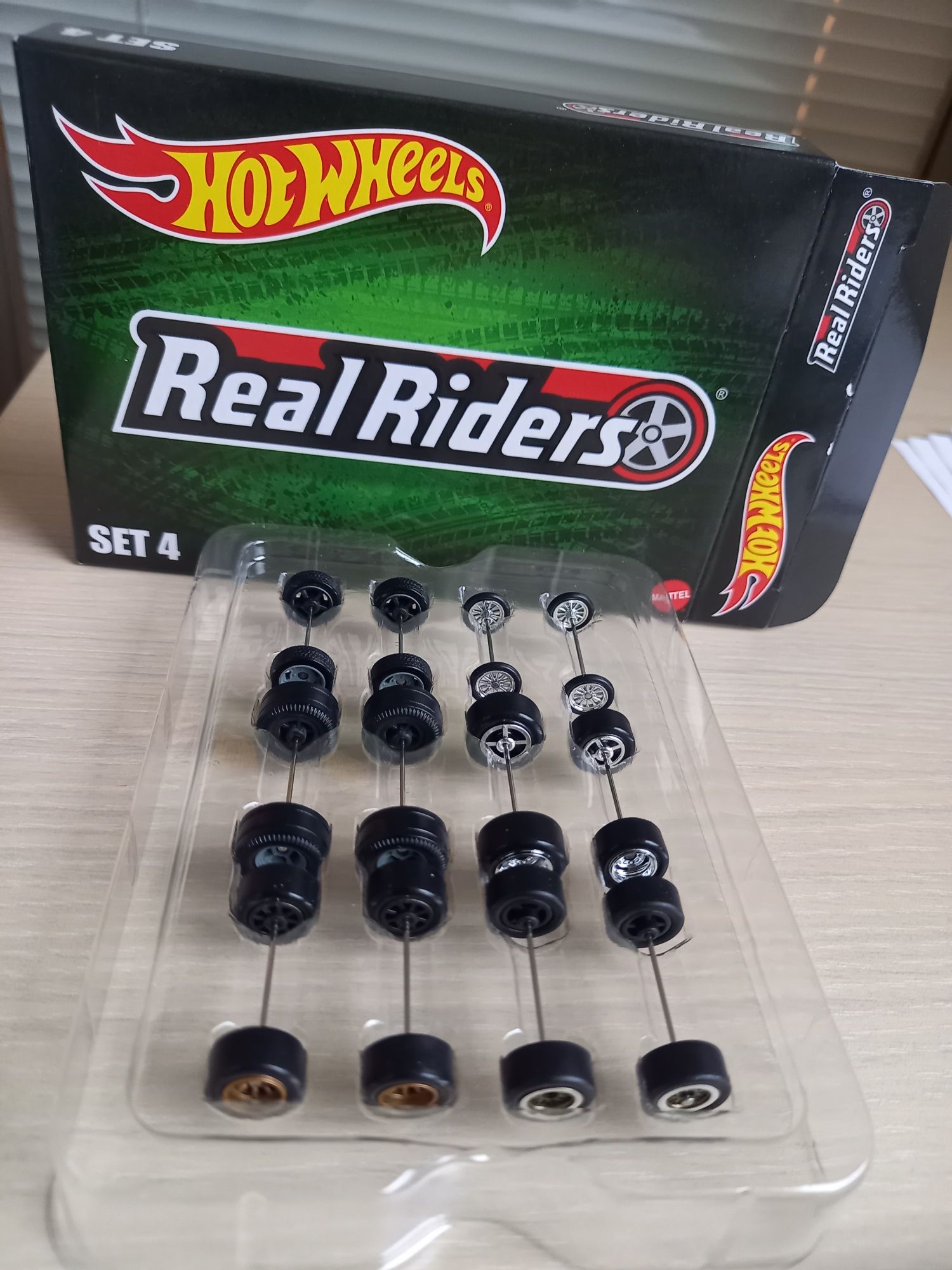 Hot Wheels REAL RIDERS set