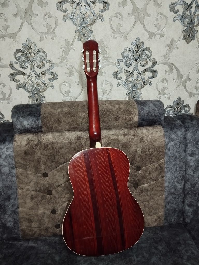 Cllasic  gitara  sotladi