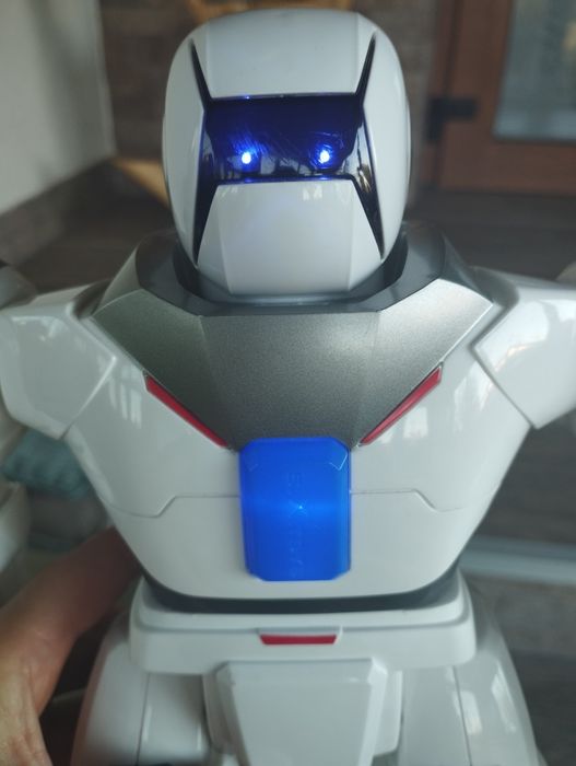 Robot inteligent cu telecomandă-jucărie educativă