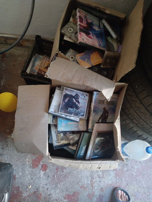 Продам диски,видео кассеты,и кассеты катушечные