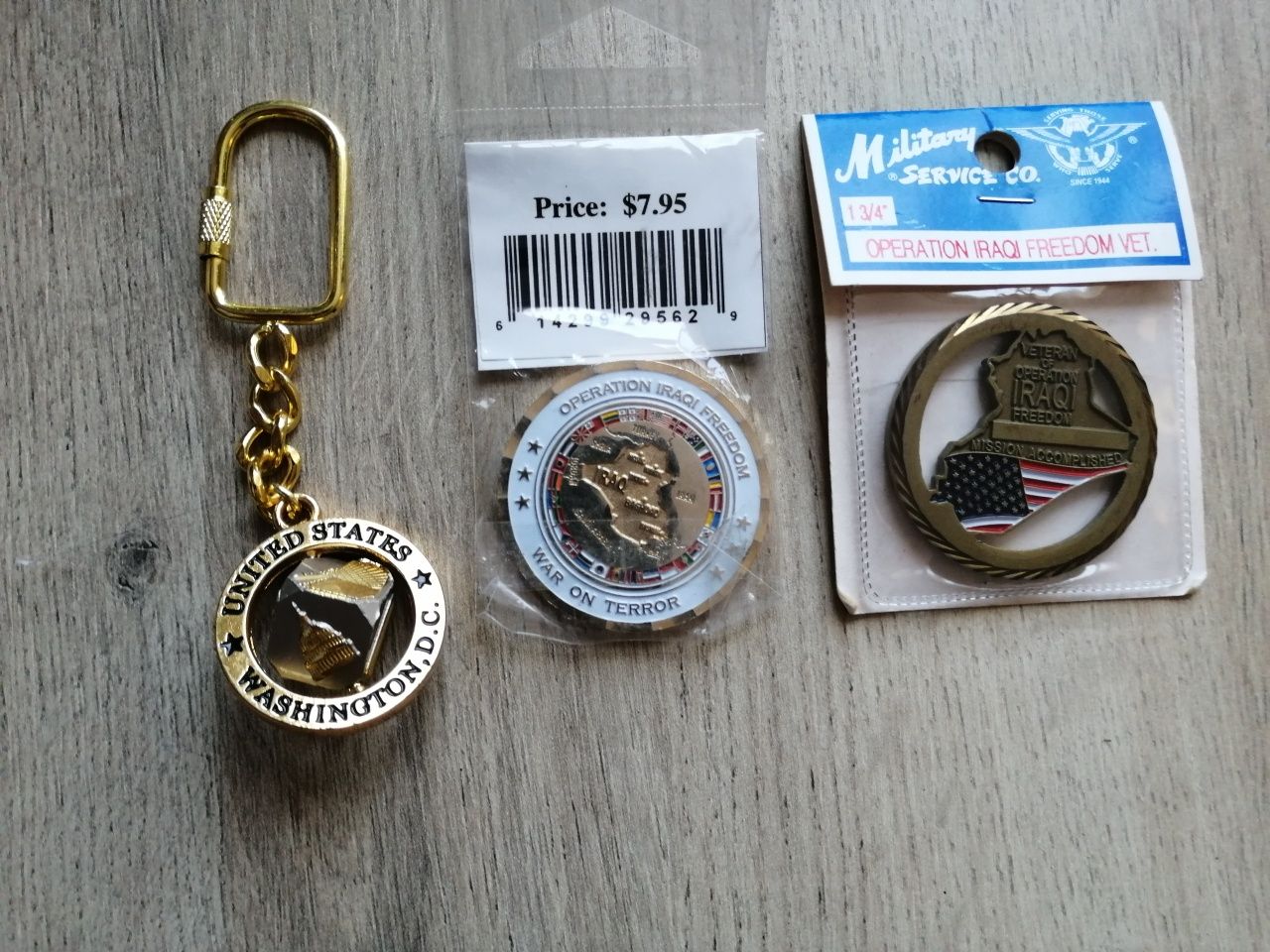 Ключодържатели, броеница, емблеми, ножове