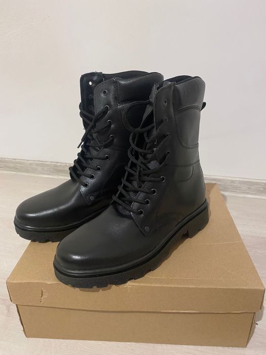 Bocanci unici, negri mărimea 40.