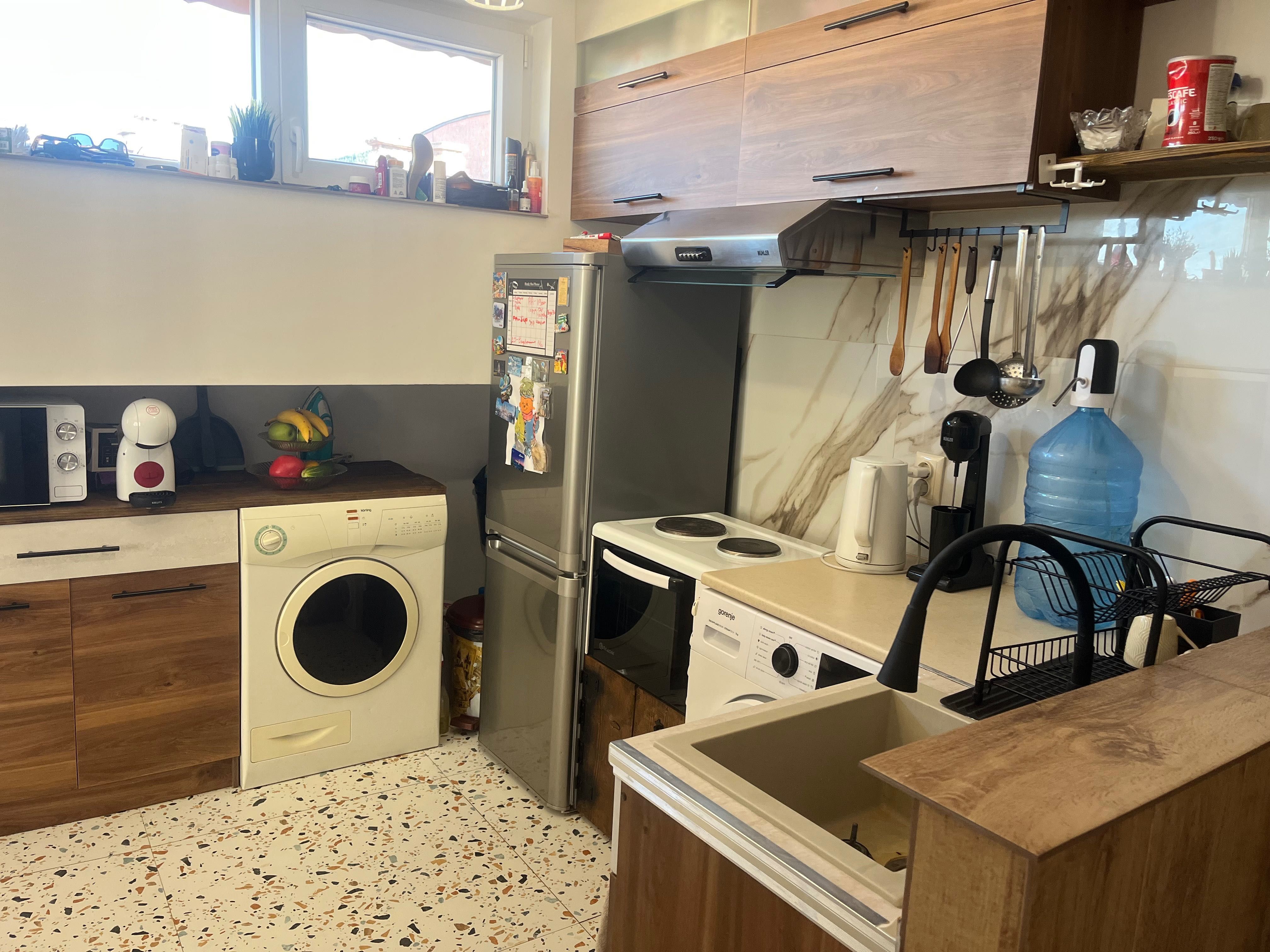 Продавам два етажа(80кв.м.) от три етажна къща с парцел от 226кв.м.