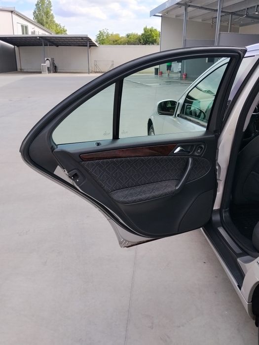 Mercedes-Benz C220