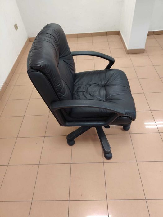 Офис Столoве Естествена Кожа 11 Заседателни 1 Директорски Стол