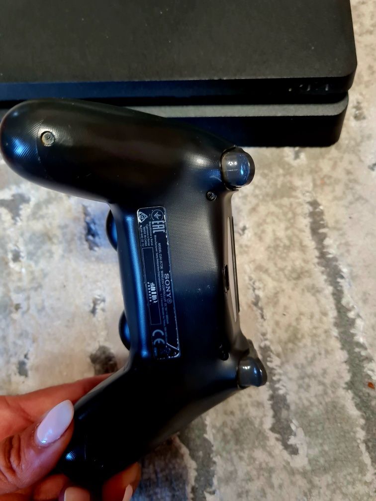 Play station 4 slim