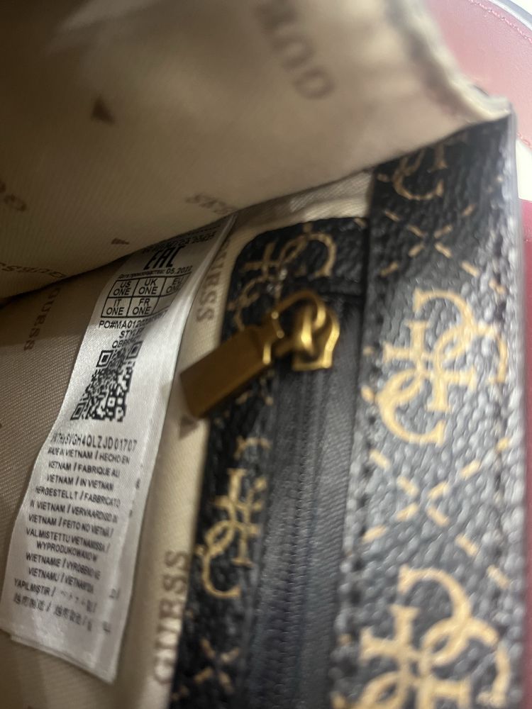 Оригинална чанта на Guess