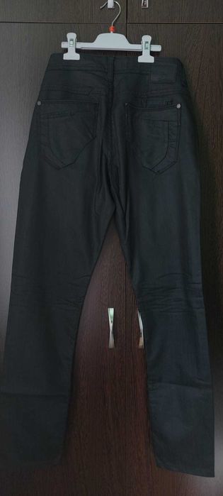 Pantaloni negri barbati marca TIMEZONE - noi + bonus pantaloni scurti