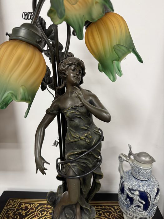 Lampa din polirasina cu 3 abajururi