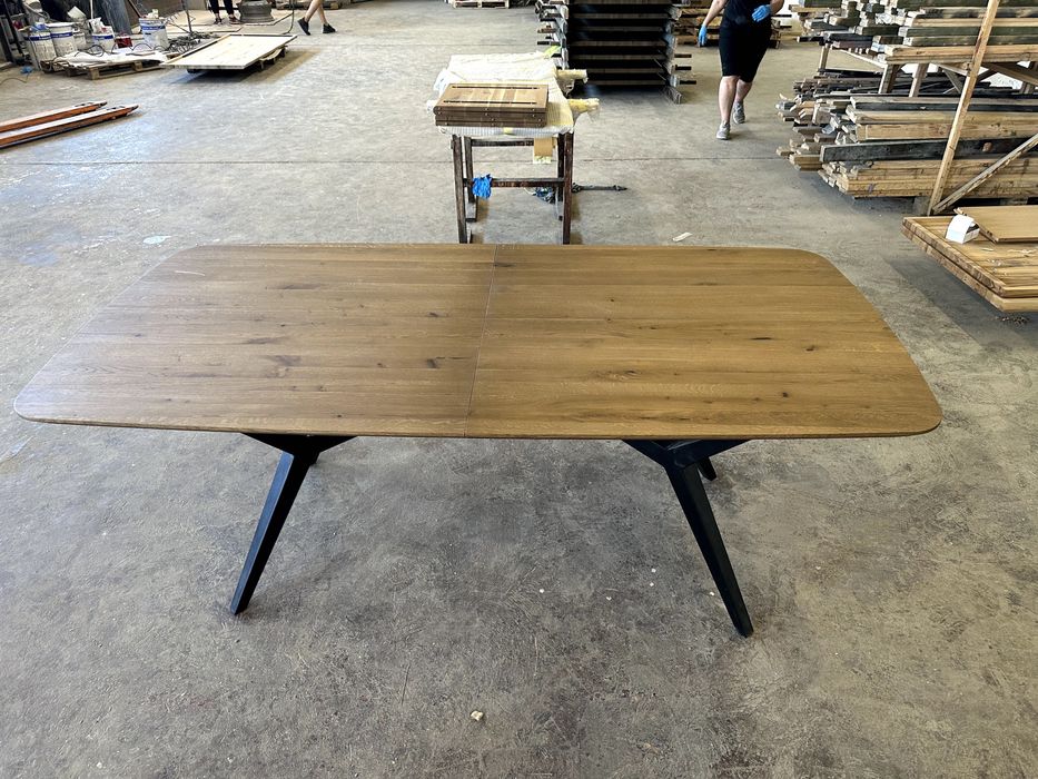 Трапезарна дъбова маса от масив разтегателна