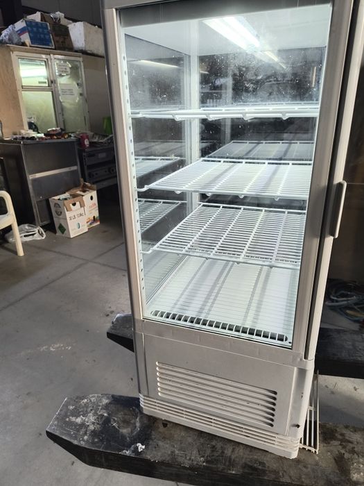 Хладилна витрина за торти и пасти -- от нуладо + 8 градуса -- 2024 год