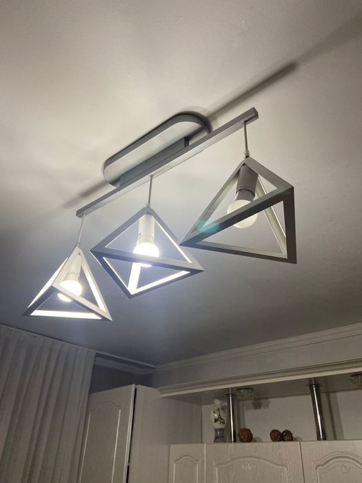 Люстры разные в разных моделях