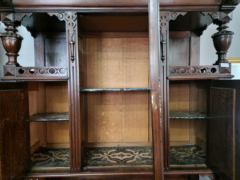 Уникален антикварен ловджийски бюфет от масивен дъб – края на XIX век