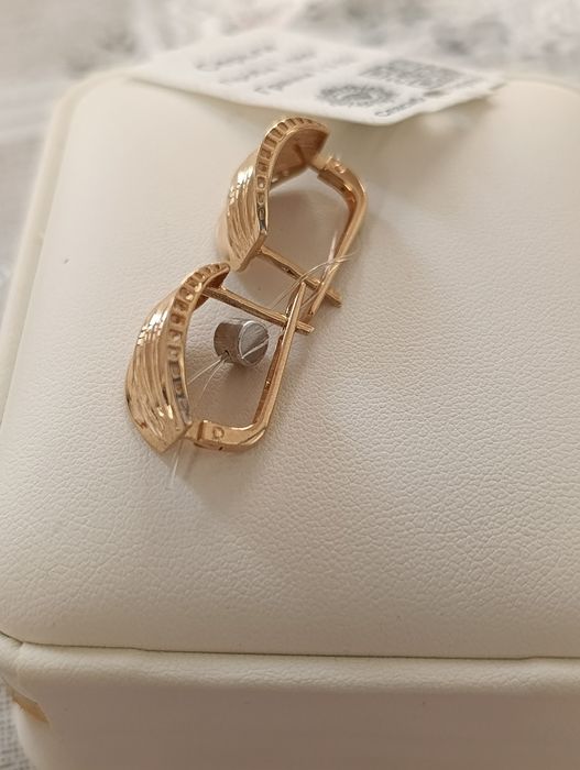 Тилла зирак Жуда чиройли туради такканда,совгагаям зур вес 3,52 гр