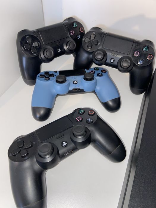 PS4 1TB + 4 controllere + 33 jocuri – Pachet complet