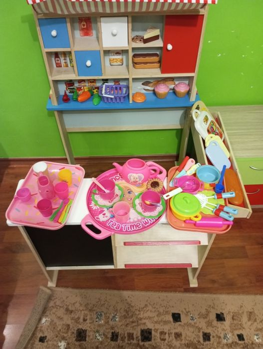 Детска кухня с играчки