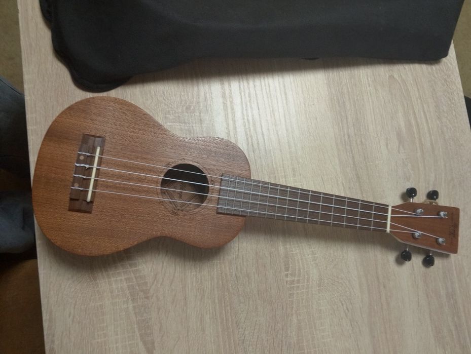 Продам укулеле новая с чехлом