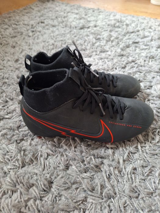 Футболни обувки adidas, Nike