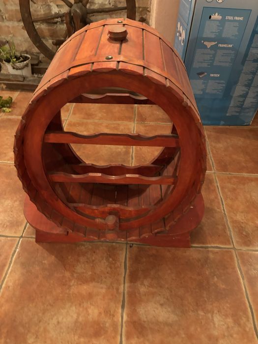 Vand suport sticle sub forma de butoi din lemn