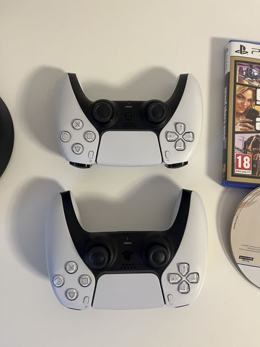 PS5 cu disc + 2 controllere originale + FIFA 23 & GTA 5 – impecabil