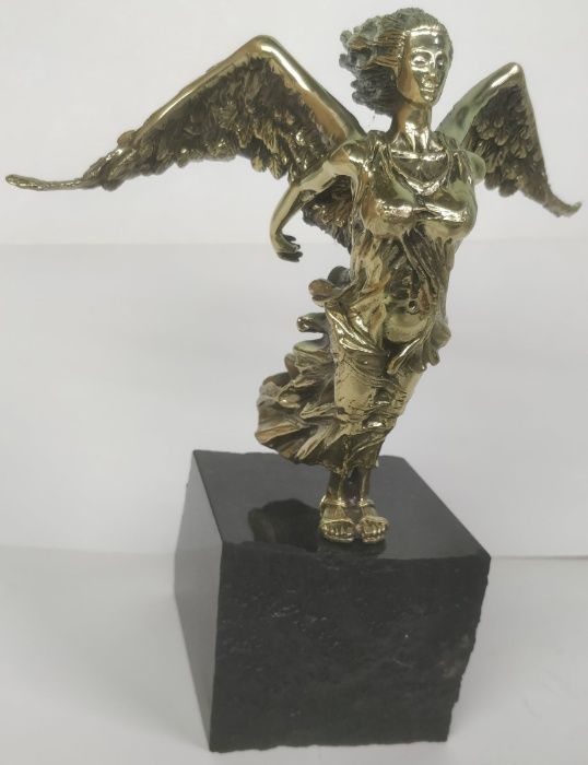 Бронзови пластики с поставка естествен камък блокче черен гранит