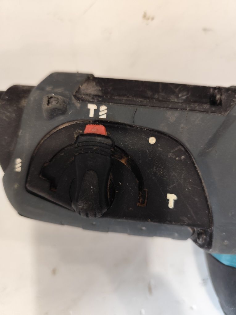Акумулаторен перфоратор къртач Макита Makita DHR202 + 3Ah