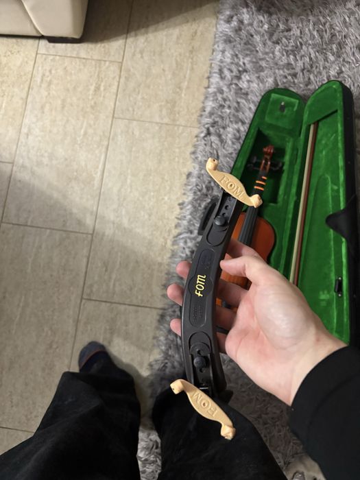 Vând vioară nouă și cu suport bărbie