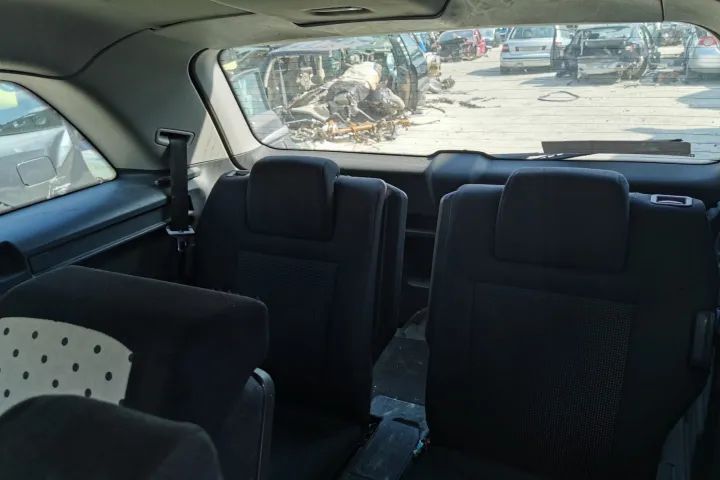 oglinda stanga dreapta scaune fata bancheta praguri etrier calaret brat fuzeta stanga dreapta Opel Zafira B motor 1.6 benzina  Z16XEP  dezmembrez