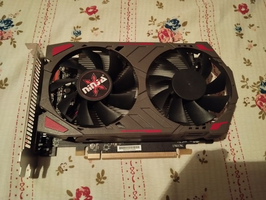 Rx 560 4gb ddr5 почти новая (срок исп. 3 месяца)