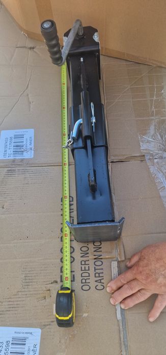 Picior sprijin remorca Sarcina maxima	8000 Kg
Inaltime minima	65 cm
Di