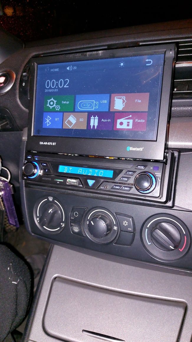 Radio auto cu display touch screen si bluetooth