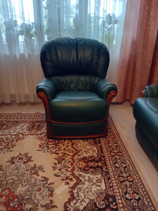 Canapele pele naturală + masă din lemn masiv combinat cu granit .